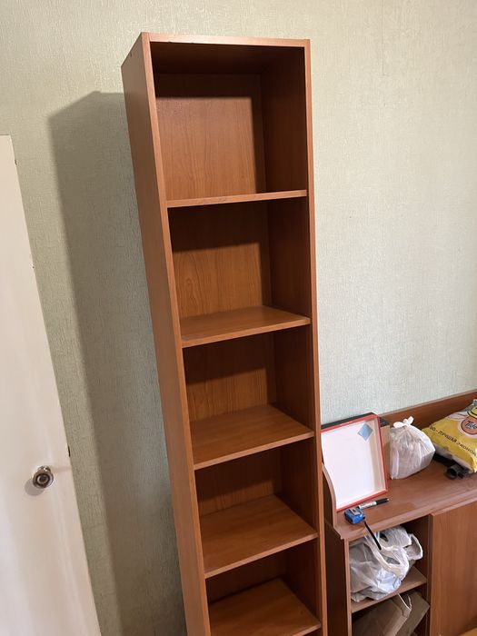 Узкий высокий стеллаж