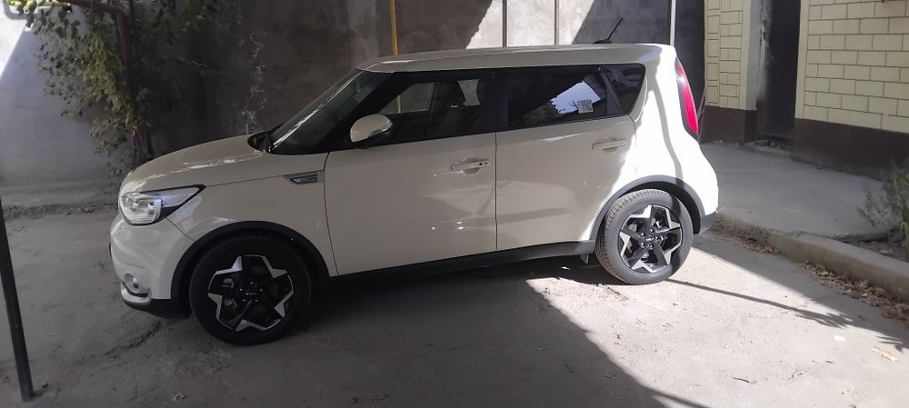 Kia Soul EV 2018 электромобиль