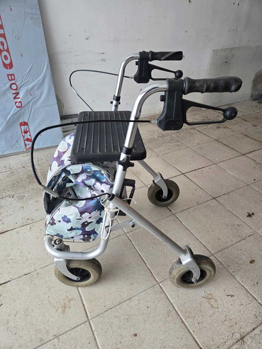 Проходилка за възрастни, ролатор