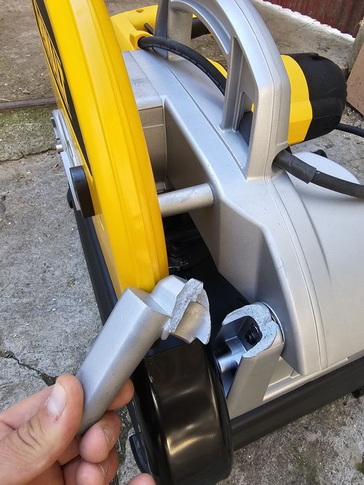 Vând mașină pentru debitat metale DeWalt DW872 Type 15, de 2200W, pentru disc de 355 mm.