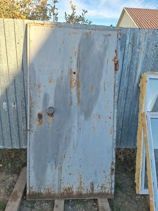 Продам входную железную дверь