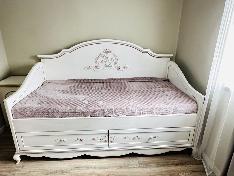 Dormitor fetite pictat manual