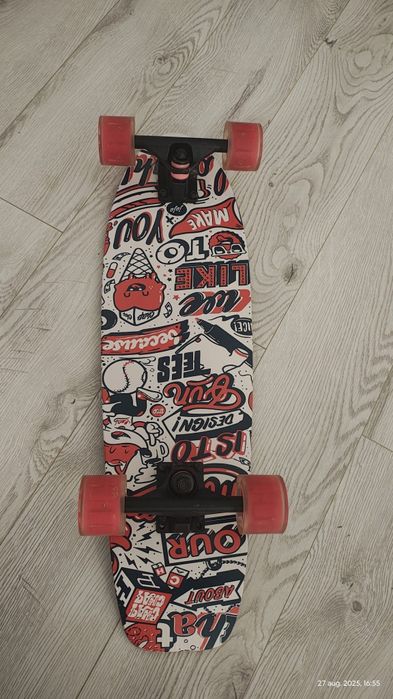Skateboard nou, fără eticheta