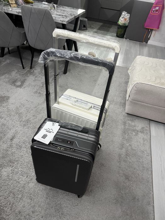 Чемоданы 2 модели . белый и серый