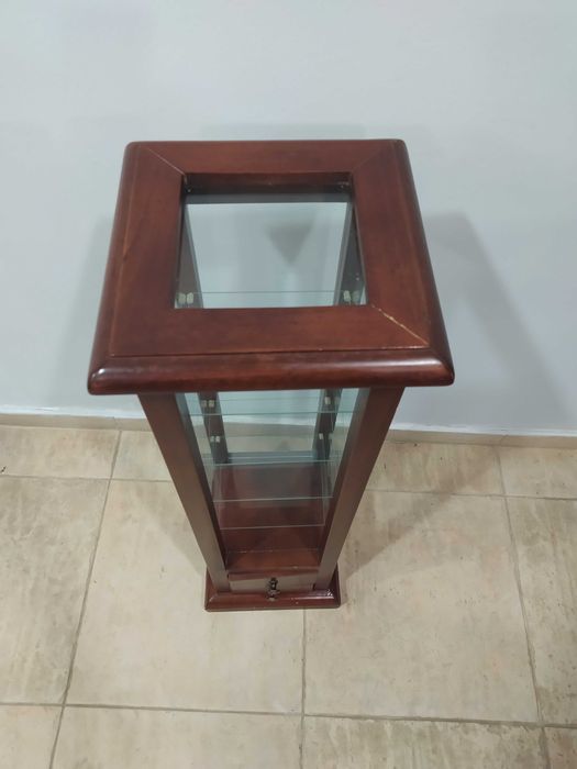 Витрина - стъклени рафтове