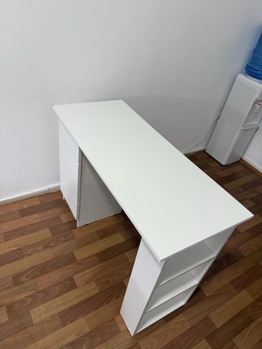 Продам стол с ящиками