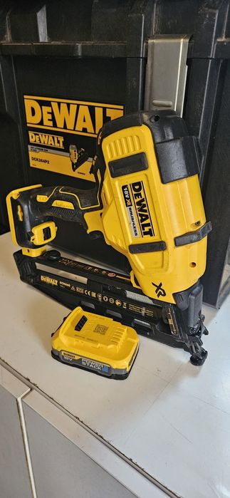 Pistol cuie DeWalt din 660