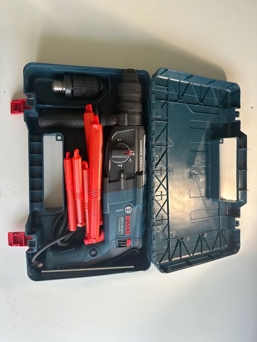 Електрически перфоратор Bosch GBH 2-28 DFV Professional, който е част от професионалната синя серия инструменти на марката.