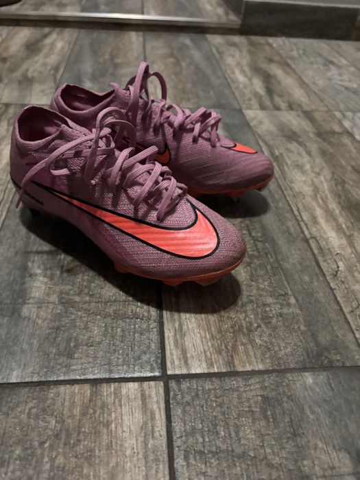 Бутонки Nike mercurial elite sg[метални шипове] използвани само 3мача цена 149.99€!Има резервни шипове и ключ за затягане специално на бутонките!