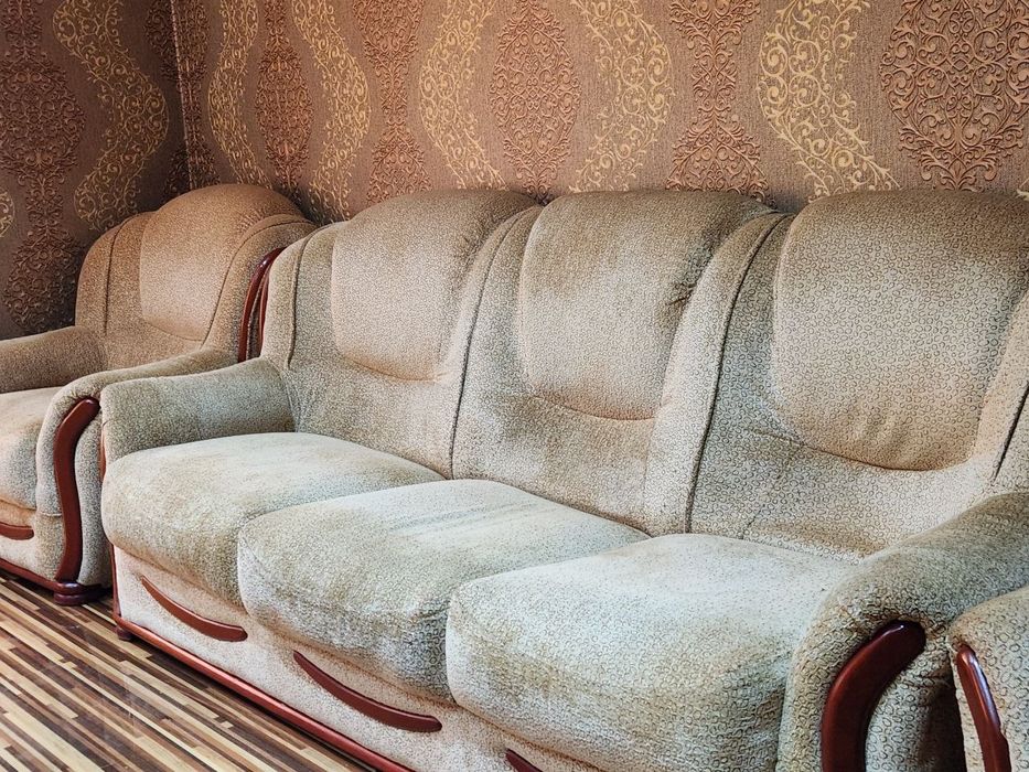 Divan sotiladi yaxshi xolatda Продаётся диван в хорошем состоянии