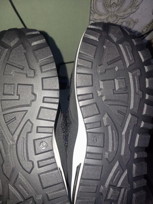 Новые крассовки 39 рр зима