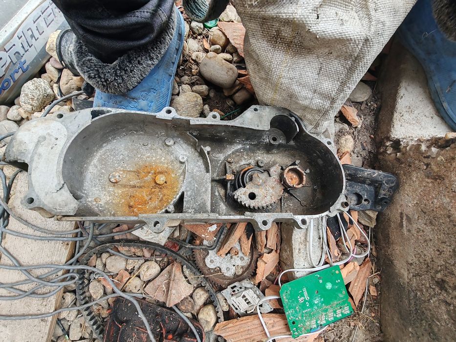 Am un piston frana .doua motoare unu de Aprilia 49.si celălalt de 49 .