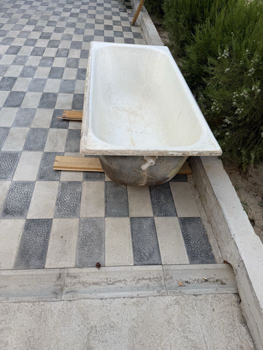 Продается ванна чугунная