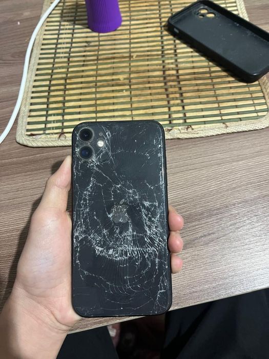 Продам Айфон 11 в хорошем состояний