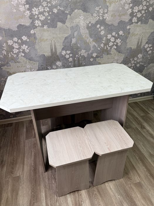 Стол + 4 табуретки