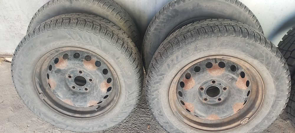 Комплект зимних шин 215/65 R16