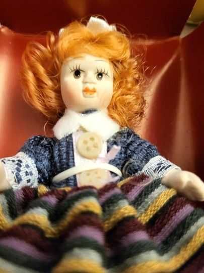 Papusi in miniatura din ceramica si textil