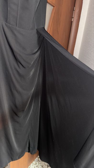 Черное платье со шлейфом