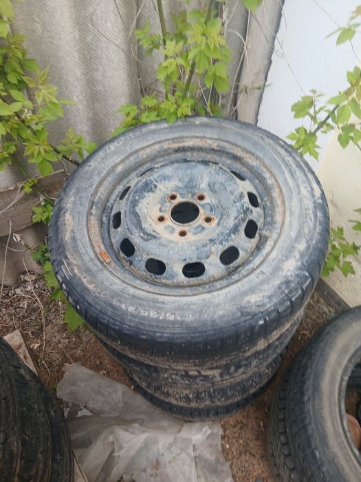 Продам шины в среднем состоянии