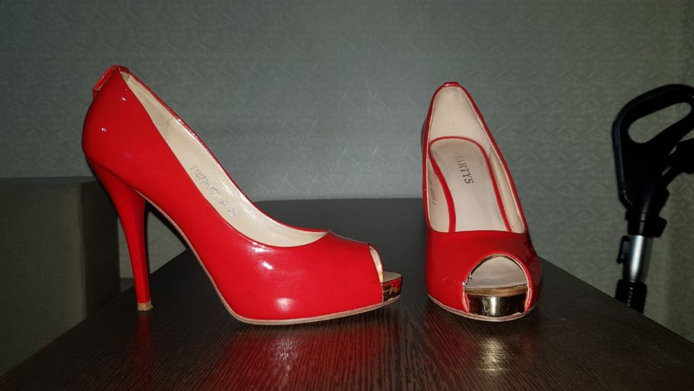 Женские шикарные туфли.