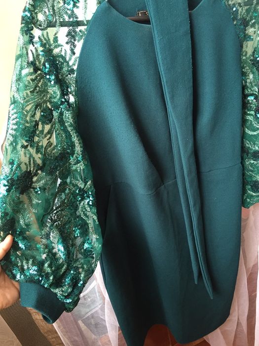 Платья зеленая с поясам