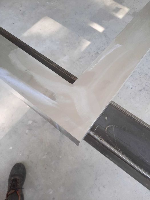 Confecționez porți și garduri aluminiu.