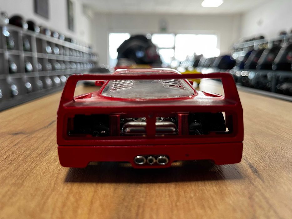 Метална колекционерска количка  модел FERRARI F40 EVOLUZIONE 1:24