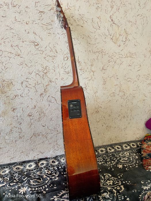 Akustik gitara sotiladi