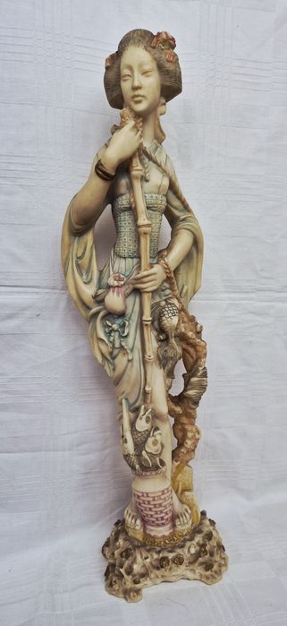 Statuetă japoneză Gheișă vintage, 53cm sculptată din steatit (rășină osoasă), anii 1950.