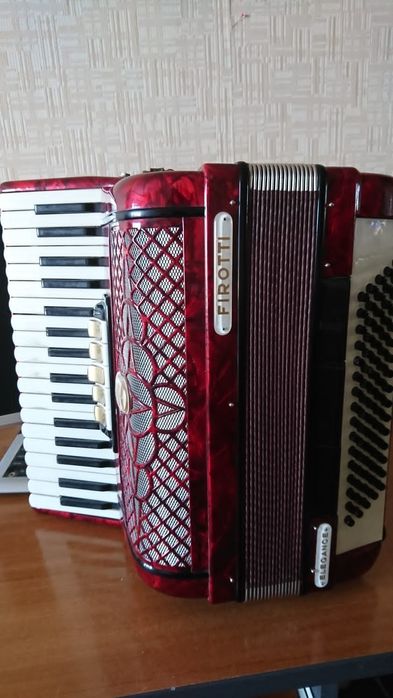 Продам аккордеон. 150000т.