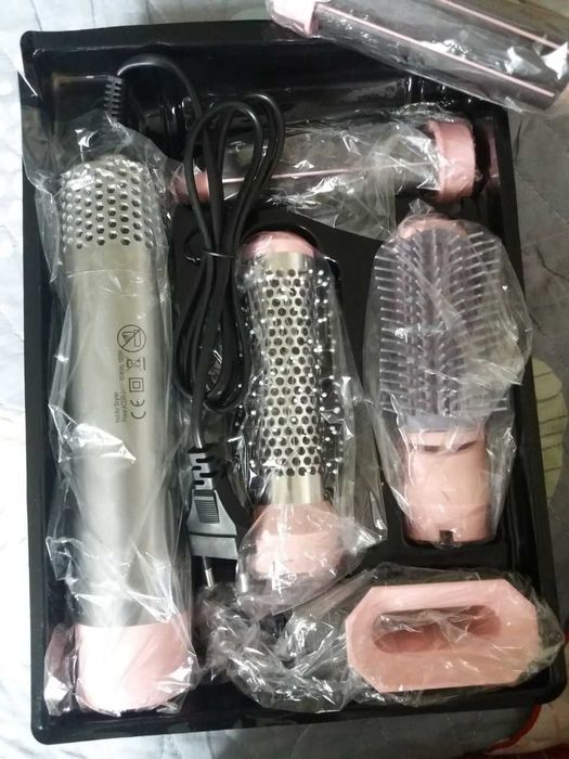 Фен с насадками для укладки волос