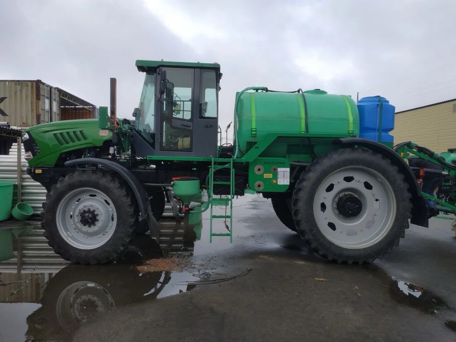 Самоходный опрыскиватель AVAGRO