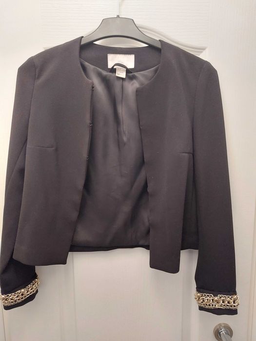 Sacou negru cu mansete din lant auriu. Marca H&M. marimea 34.