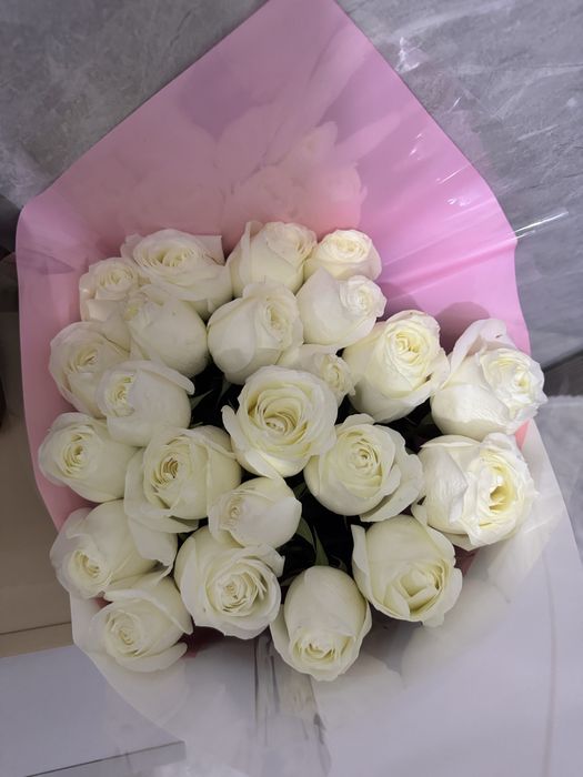 Розы белые, голландские