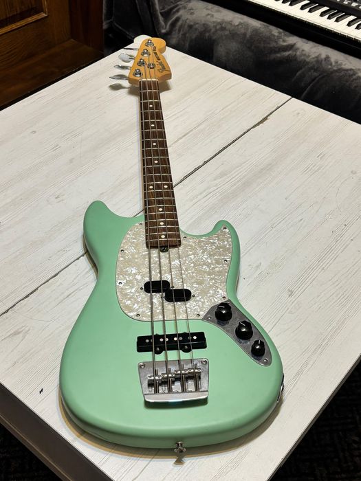 Chitara bass American performer Mustang RW satin schimb cu orga