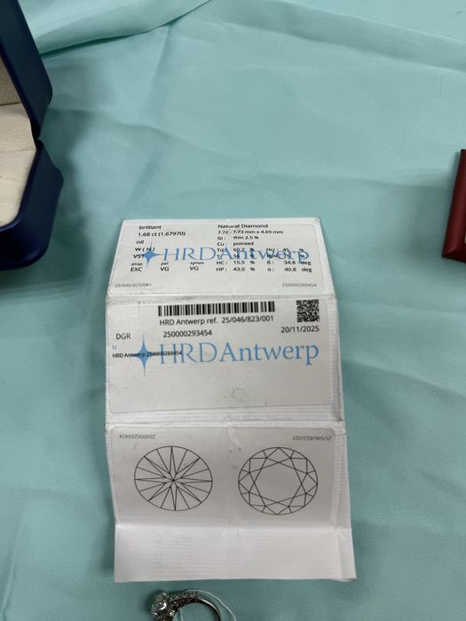 Золотое кольцо с крупным бриллиантом