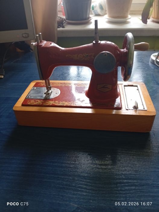 Детская швейная машинка