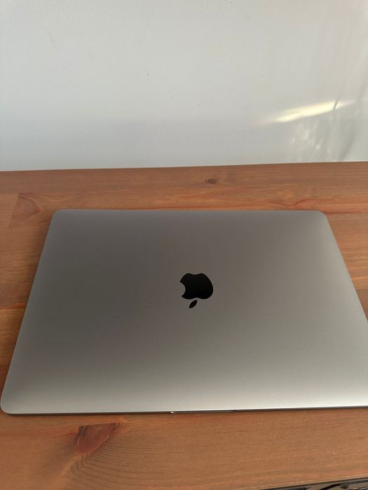 MacBook Pro 13 cu procesor i5, 8Gb RAM și 128Gb SSD