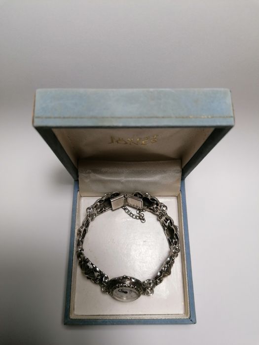 Сребърен дамски часовник работещ