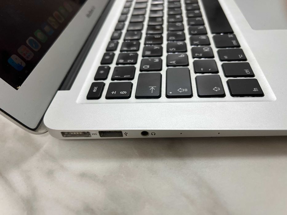 MacBook Air 13" Mid 2013-i5-8 GB RAM-128 GB SSD - много добра батерия