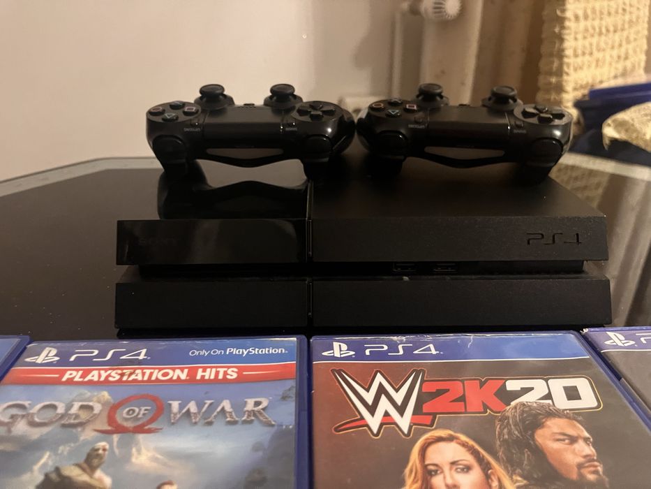 PlayStation 4 functionabil + 5jocuri +3console + volan original 360grd