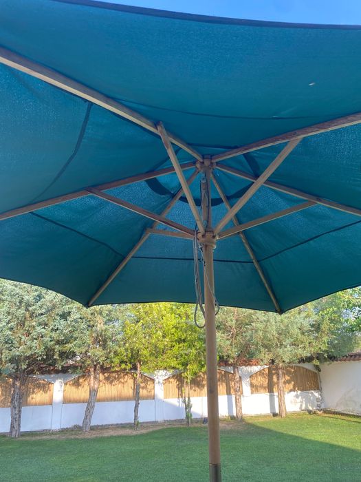 Градинска маса със столове и чадър