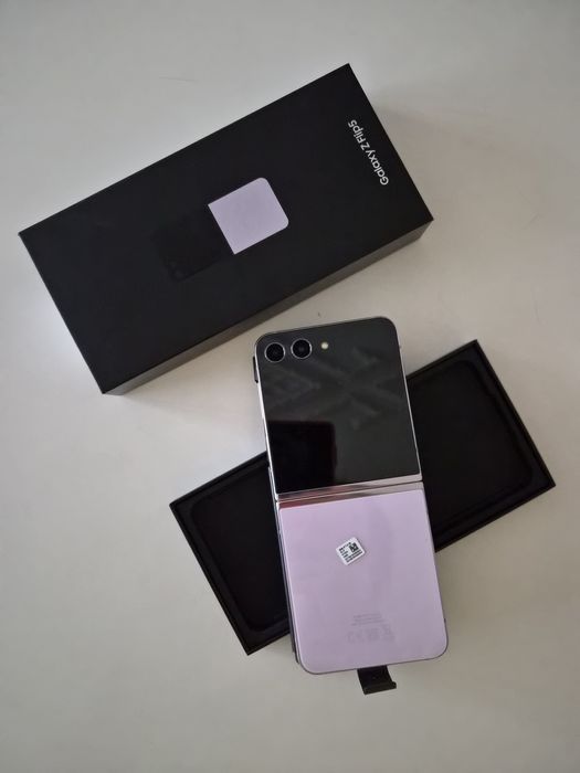 Samsung Galaxy Z Flip5 (8GB/512GB) – Като нов + Оригинален кейс