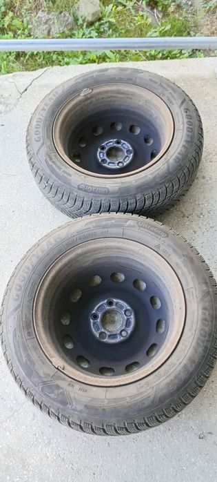 Vând 2 cauciucuri de iarna Goodyear ultragrip 195/65/R15 dot 2024  pe jante Ford
Uzură extrem de mică!
Anvelopele sunt montate pe jante de tablă.
