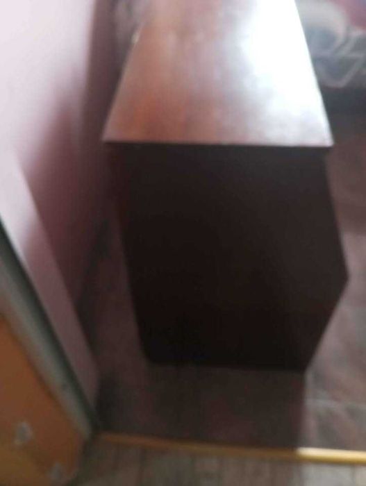 Шкаф с стъклена ракла