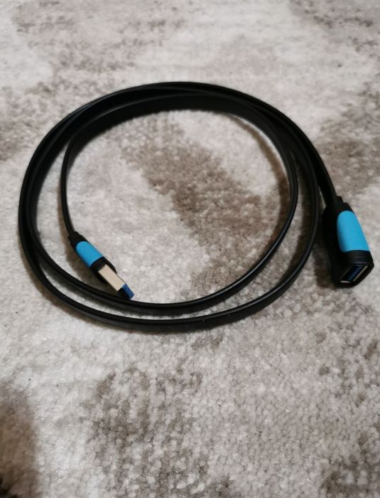 Diverse tipuri de cablu USB-A, USB-C și extensii