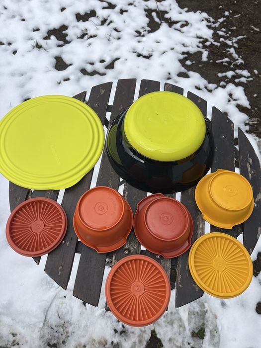 Vând set Tupperware…