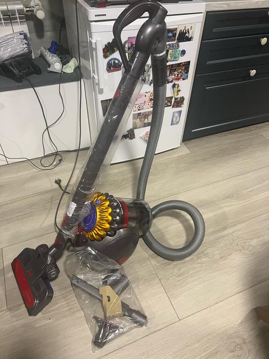 Aspirator vertical fara sac Dyson