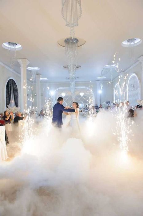 Fum greu, artificii, dansul mirilor, nunta - Firma autorizata