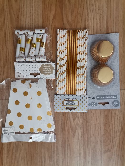 Комплект за рожден ден в бяло на златни точки.